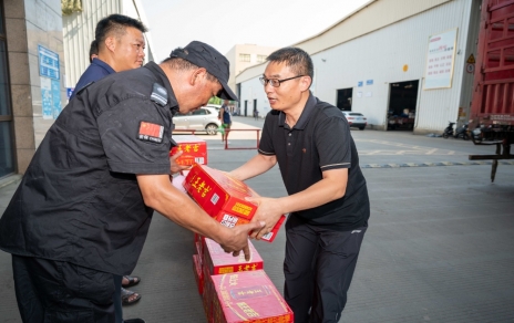 戰(zhàn)高溫、保供應(yīng)，嘉興市財貿(mào)工會主席陳云建慰問我司基層員工